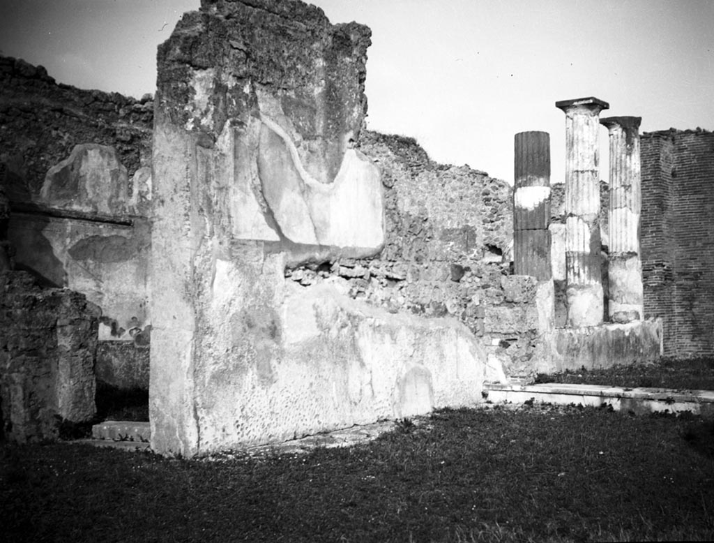 VI.9.3 Pompeii. W687. 
Looking towards north wall of tablinum room 6, with pseudo-peristyle 9, at its rear. On the left is the doorway to room 7. 
Photo by Tatiana Warscher. Photo © Deutsches Archäologisches Institut, Abteilung Rom, Arkiv. 

