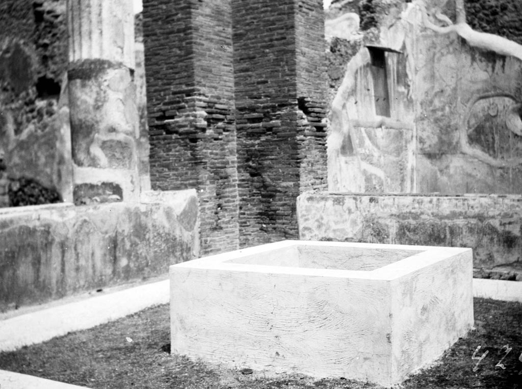 VI.9.3 Pompeii. W692. Looking north-east across pseudo-peristyle with basin in centre.
On the right at the rear are the painted decorations in room 12.
Photo by Tatiana Warscher. Photo © Deutsches Archäologisches Institut, Abteilung Rom, Arkiv. 

