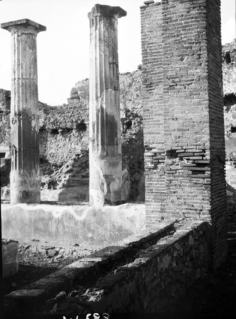 VI.9.3 Pompeii. W688. Looking north-west across east side of pseudo peristyle, number 9.
Photo by Tatiana Warscher. Photo © Deutsches Archäologisches Institut, Abteilung Rom, Arkiv. 
