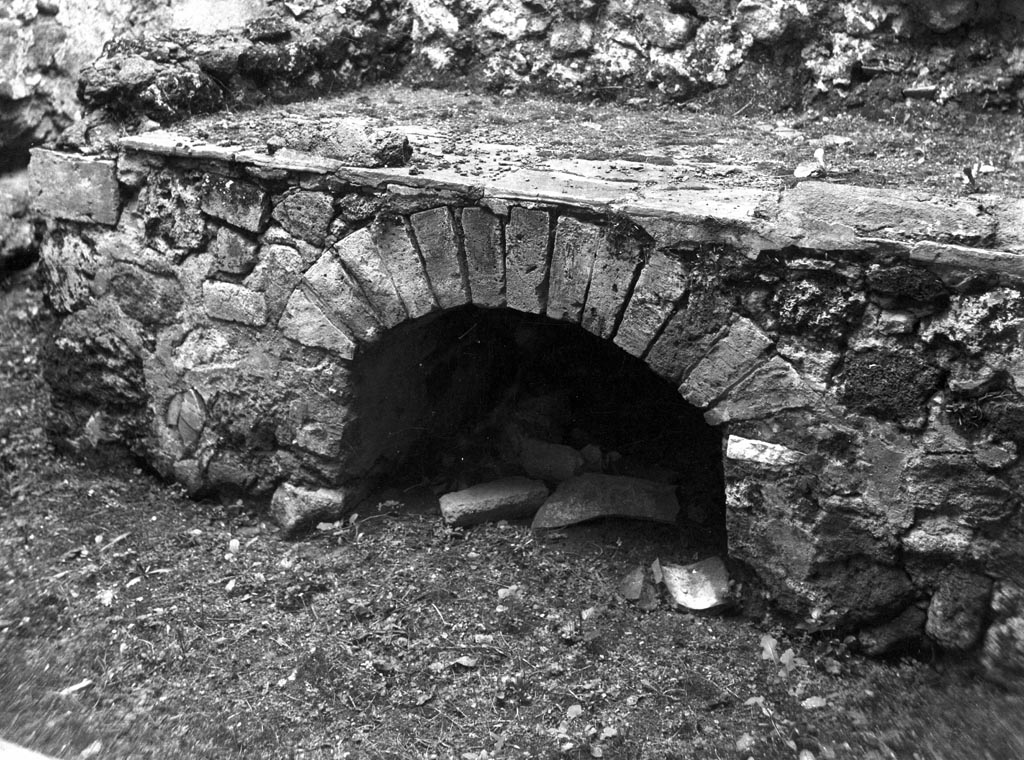 VI.9.3 Pompeii. W695. Kitchen number 37, with hearth/oven against north wall.
Photo by Tatiana Warscher. Photo © Deutsches Archäologisches Institut, Abteilung Rom, Arkiv. 
