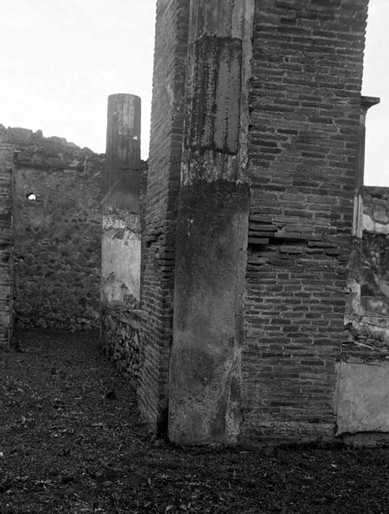 VI.9.3 Pompeii. W689. Looking south along rear, east side, of pseudo-peristyle number 9, with double pilaster.
Photo by Tatiana Warscher. Photo © Deutsches Archäologisches Institut, Abteilung Rom, Arkiv. 

