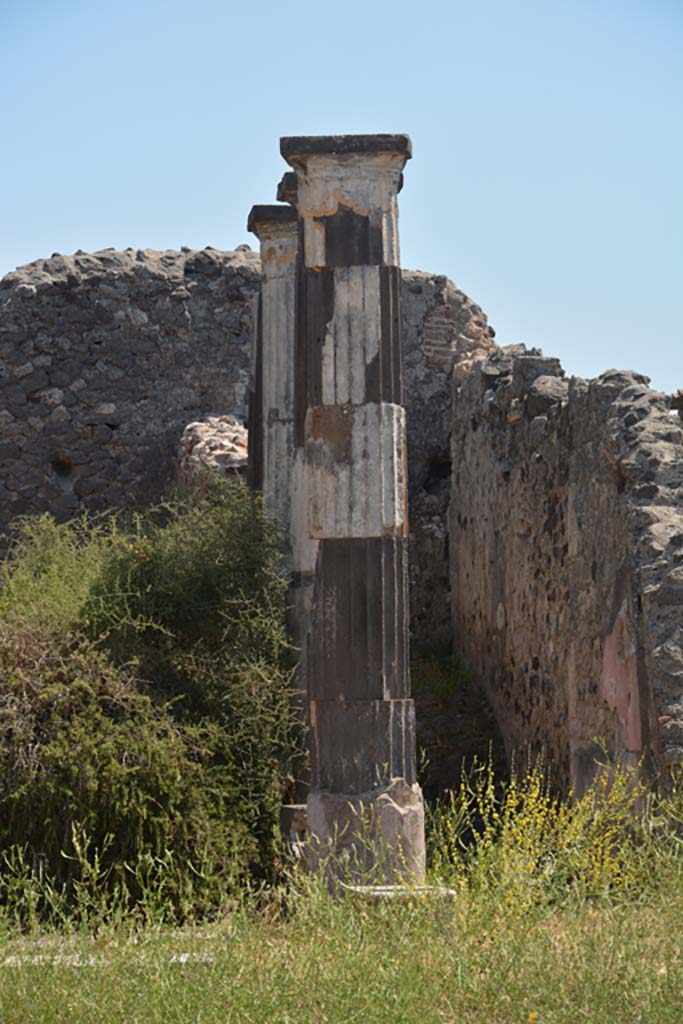 VI.9.3 Pompeii. July 2017. Looking east from atrium towards south side of peristyle 9.
Foto Annette Haug, ERC Grant 681269 DÉCOR.


