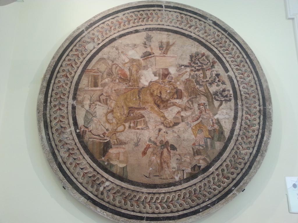 VI.9.5, Pompeii. August 2016.
Mosaic of lion and cupids between Dionysus and maenads, found in April 1829 in triclinium 27. Photo courtesy of Maribel Velasco.
Now in Naples Archaeological Museum. Inventory number 10019.