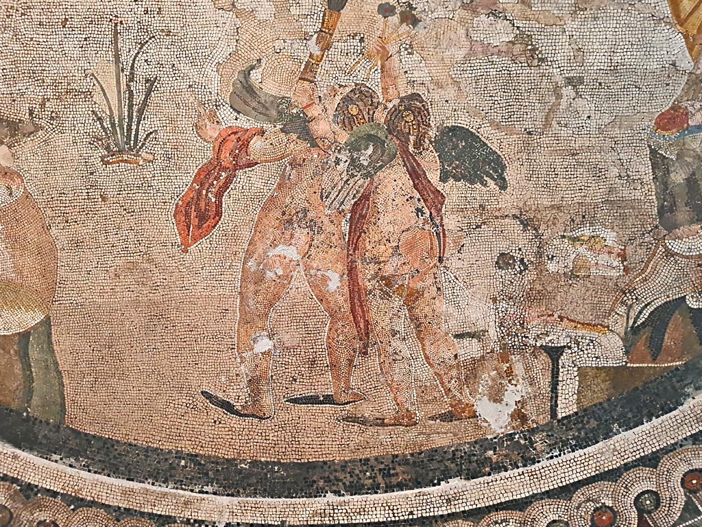 VI.9.5 Pompeii. September 2024. Triclinium 27, detail of cupids from mosaic. Found in April 1829. Photo courtesy of Giuseppe Ciaramella.
Now in Naples Archaeological Museum. Inventory number 10019.