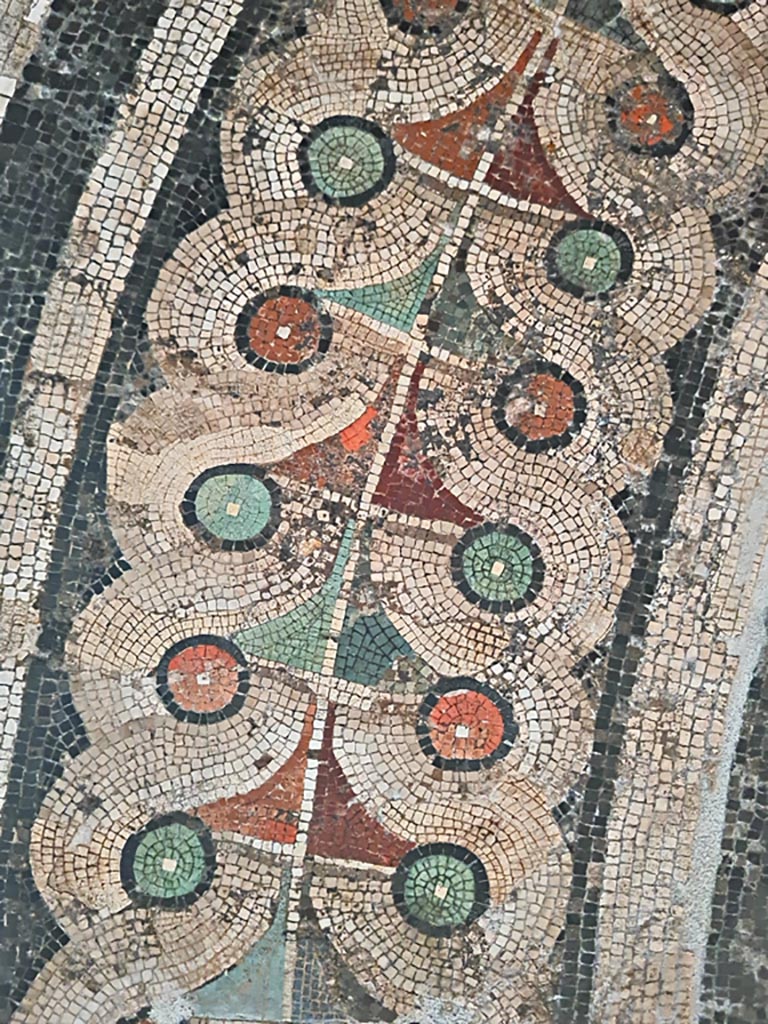 VI.9.5 Pompeii. September 2024.
Triclinium 27, detail of border of mosaic. Found in April 1829. Photo courtesy of Giuseppe Ciaramella.
Now in Naples Archaeological Museum. Inventory number 10019.