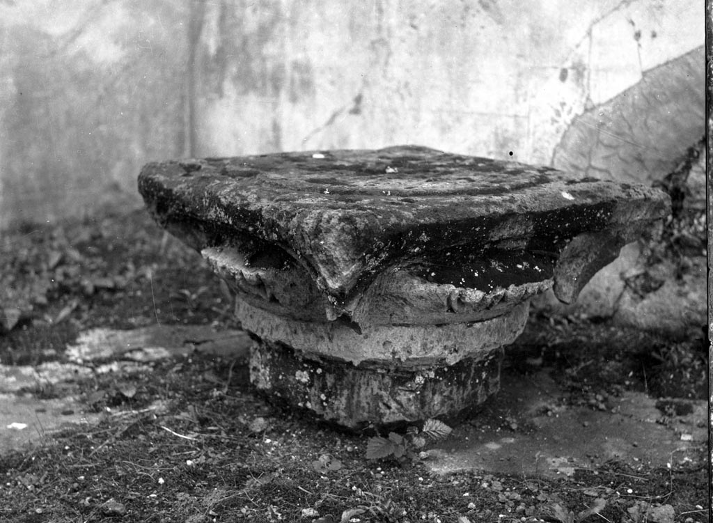 VI.9.5 Pompeii. W724. Top of capital. Photo by Tatiana Warscher. Photo © Deutsches Archäologisches Institut, Abteilung Rom, Arkiv.