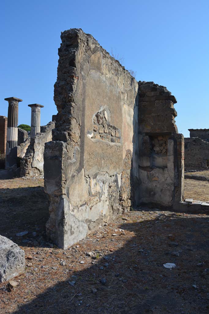 VI.9.5 Pompeii. September 2019. Tablinum 26, looking towards north wall, with doorway to site of triclinium 27.
Foto Annette Haug, ERC Grant 681269 DÉCOR.