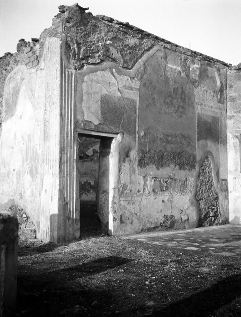 VI.9.5 Pompeii. W 719. North wall of tablinum 26, with doorway to room 27, a triclinium.
Photo by Tatiana Warscher. Photo © Deutsches Archäologisches Institut, Abteilung Rom, Arkiv.