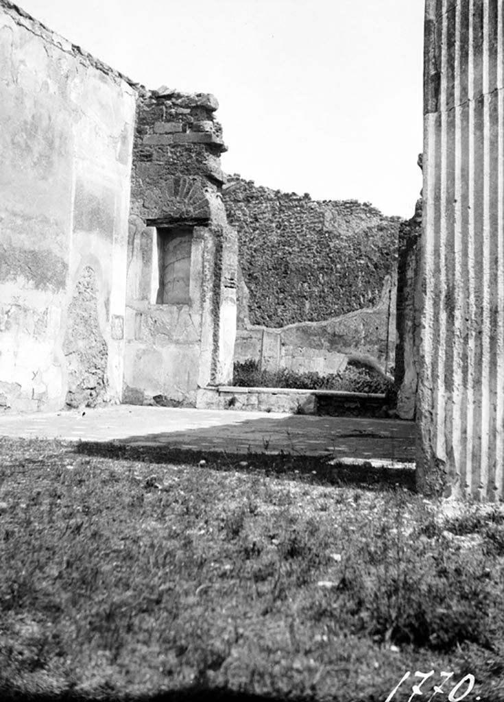 VI.9.5 Pompeii. W717. Looking into tablinum 26 from east porticus.
Photo by Tatiana Warscher. Photo © Deutsches Archäologisches Institut, Abteilung Rom, Arkiv.