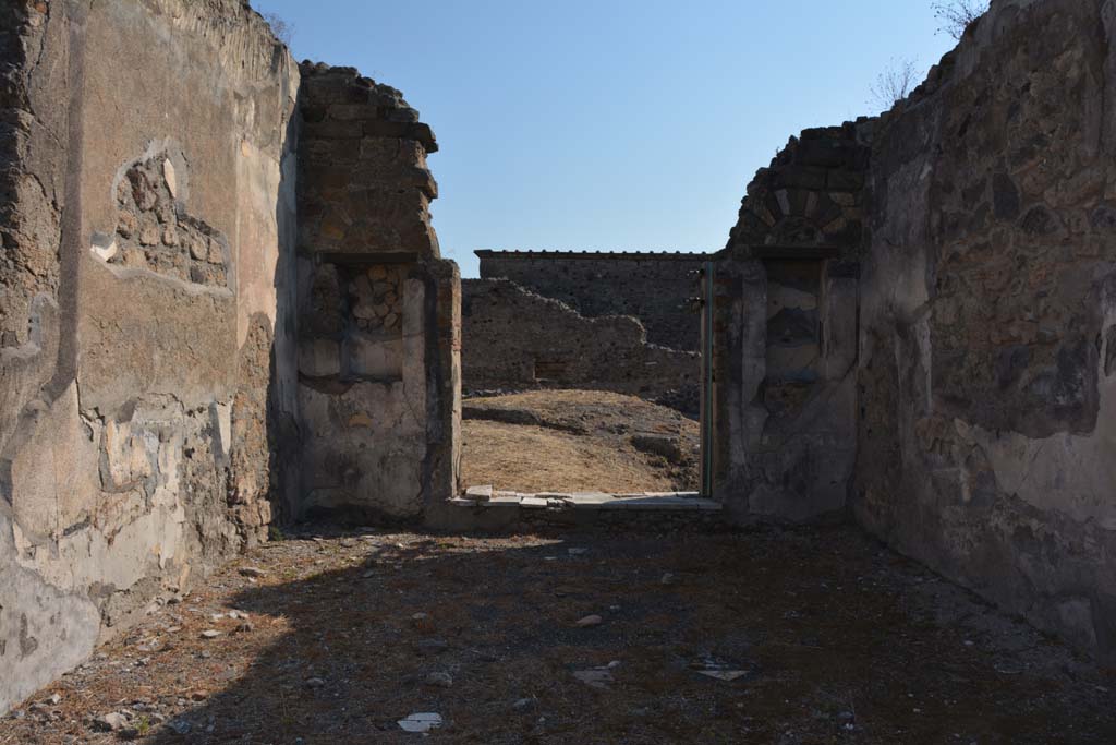 VI.9.5 Pompeii. September 2019. Tablinum 26, looking east towards doorway to rear into peristyle portico at 29/30.
Foto Annette Haug, ERC Grant 681269 DÉCOR.