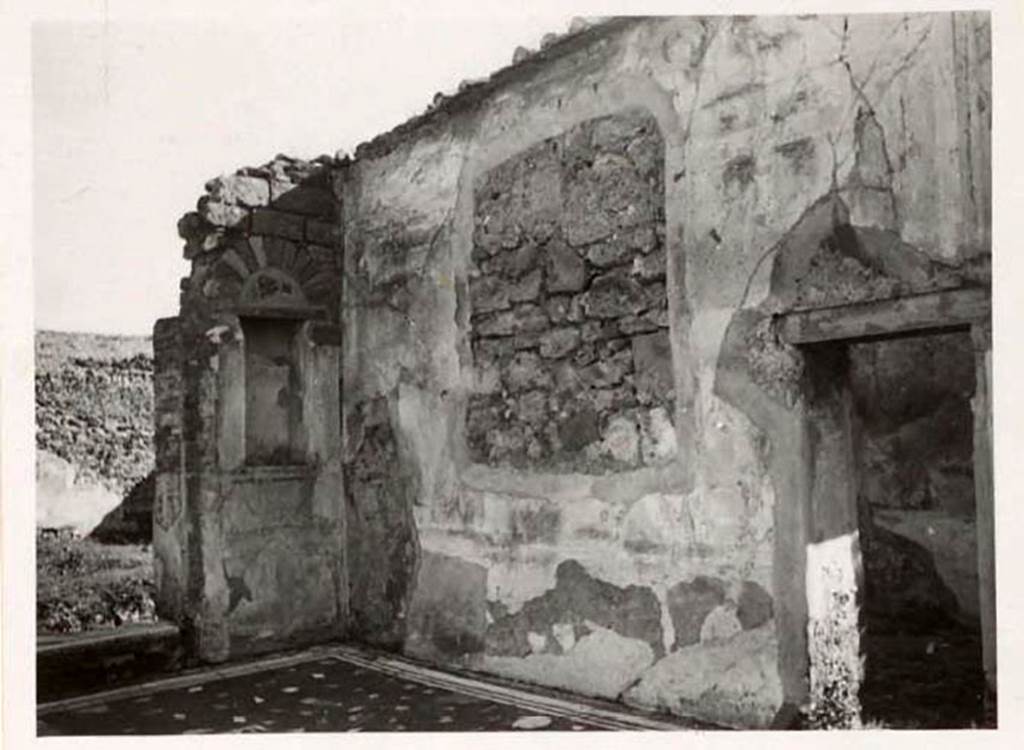 VI.9.5 Pompeii. Pre-1942.
Tablinum 26, looking towards south wall where the hole in the plaster remains after the painting of Hercules, Nessus and Deianeira was cut out and removed to the Naples Museum.
See Warscher, T. 1942. Catalogo illustrato degli affreschi del Museo Nazionale di Napoli. Sala LXXIX. Vol.1. Rome, Swedish Institute.