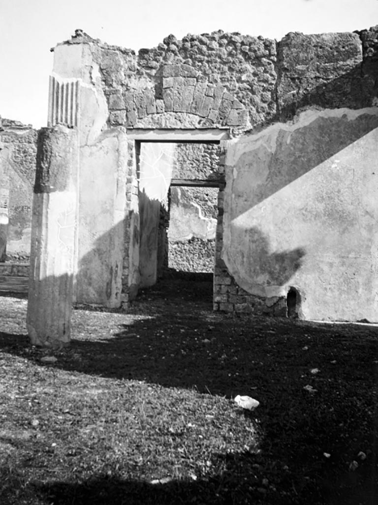 VI.9.5 Pompeii. W715.
Looking east to doorway to room 28, an oecus in south-east corner of Corinthian atrium.
Photo by Tatiana Warscher. Photo © Deutsches Archäologisches Institut, Abteilung Rom, Arkiv.