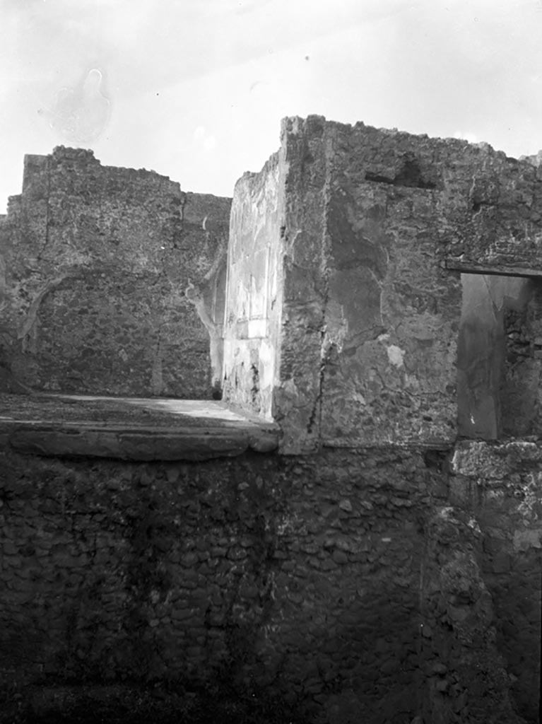 VI.9.5 Pompeii. W732. Looking west towards room 32, (on left) and doorway from room 28 (on right).
Taken from underground area at rear, near VI.9.10.
Photo by Tatiana Warscher. Photo © Deutsches Archäologisches Institut, Abteilung Rom, Arkiv.