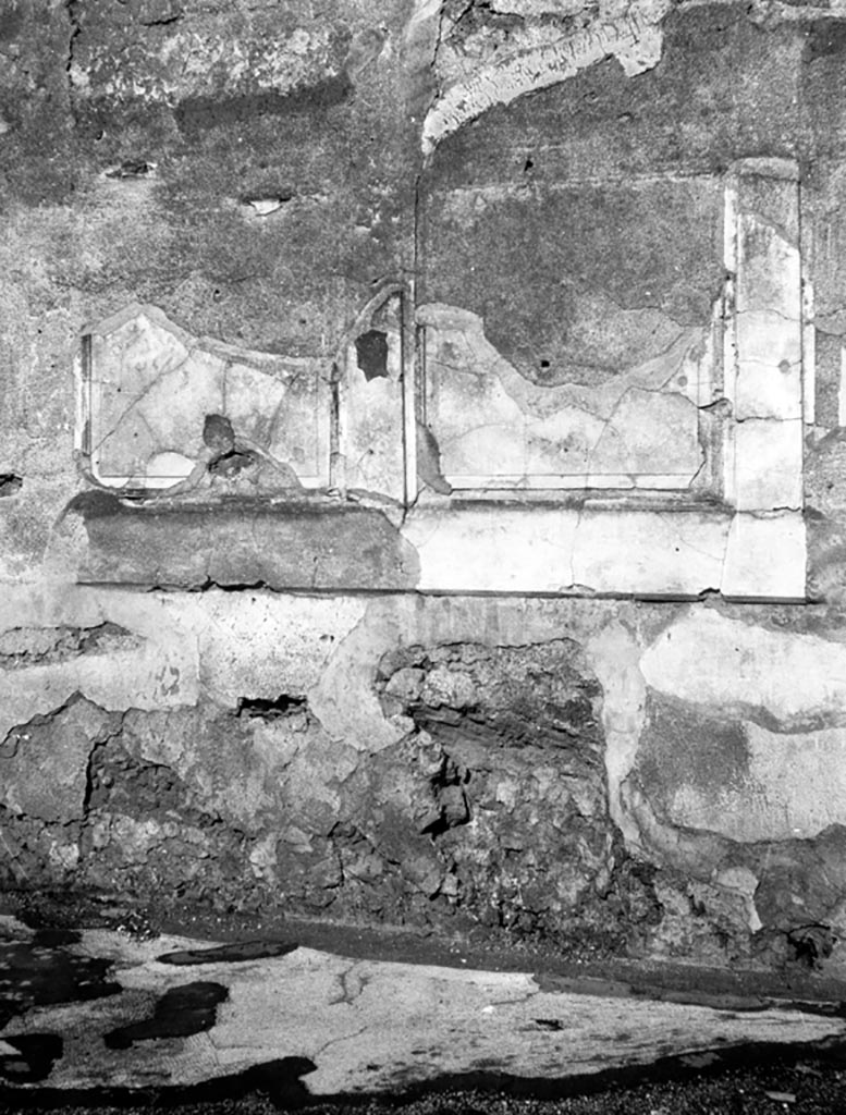 VI.9.5 Pompeii. W733. Room 32, north wall with remains of wall decorations.
Photo by Tatiana Warscher. Photo © Deutsches Archäologisches Institut, Abteilung Rom, Arkiv.