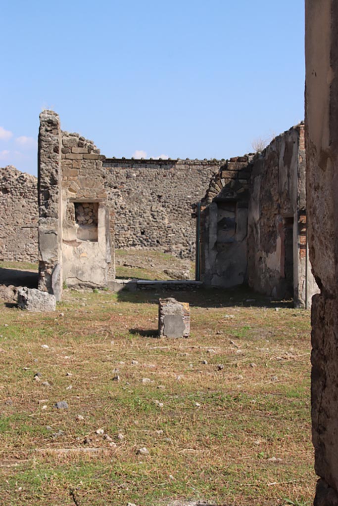 VI.9.5 Pompeii. October 2022. 
Looking east across atrium 16, from entrance corridor. Photo courtesy of Klaus Heese.

