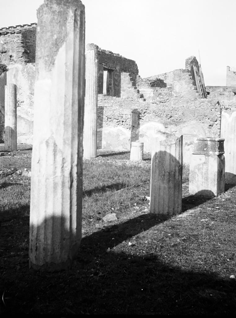 VI.9.5 Pompeii. W707. Corinthian atrium 16, looking north-west from east portico.
Photo by Tatiana Warscher. Photo © Deutsches Archäologisches Institut, Abteilung Rom, Arkiv. 
