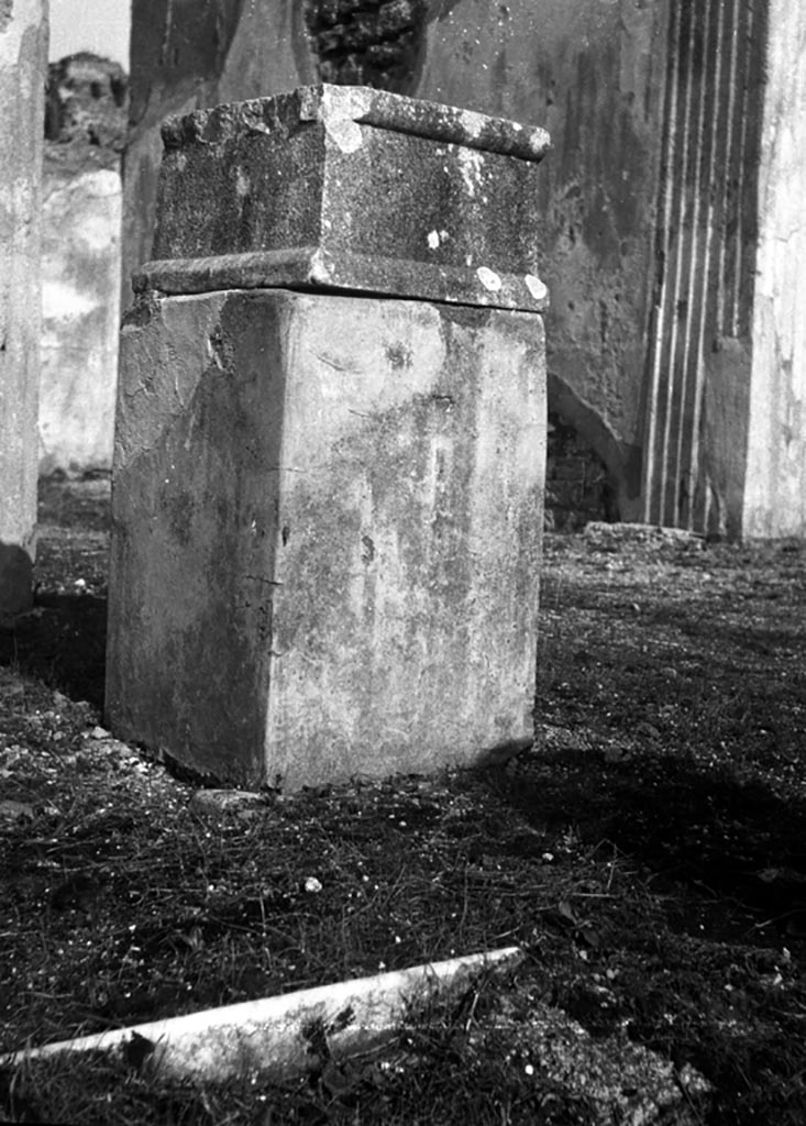 VI.9.5 Pompeii. W708. Corinthian atrium 16, statue base near east portico.
Photo by Tatiana Warscher. Photo © Deutsches Archäologisches Institut, Abteilung Rom, Arkiv. 
