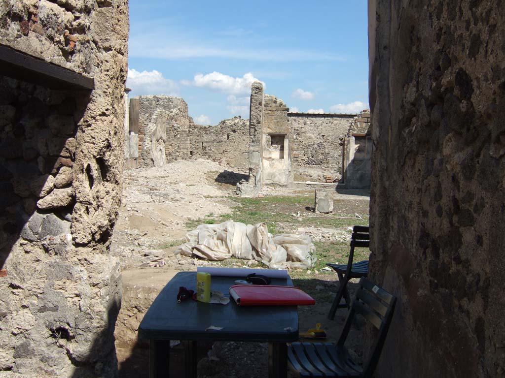 VI.9.5 Pompeii. September 2005. 
Looking east from vestibule into remains of Corinthian atrium 16, and across to remains of triclinium 27, and tablinum 26.  
