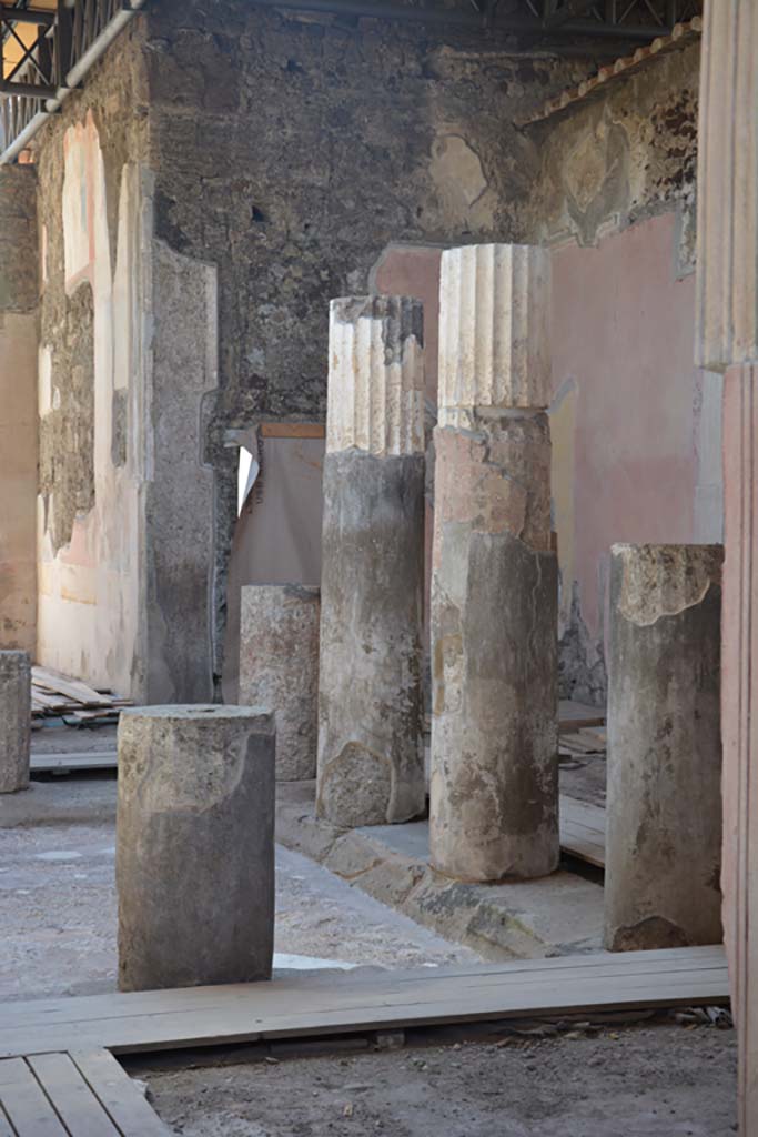 VI.9.6 Pompeii. July 2017. Looking south-east across impluvium in atrium. 
Foto Annette Haug, ERC Grant 681269 DÉCOR.
