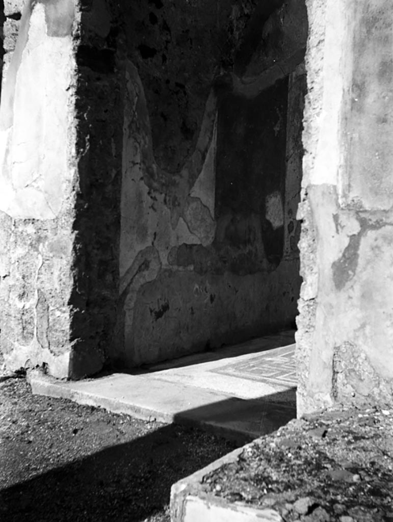 VI.9.6 Pompeii. W.831. Doorway to room 12, cubiculum.
Photo by Tatiana Warscher. Photo © Deutsches Archäologisches Institut, Abteilung Rom, Arkiv. 
