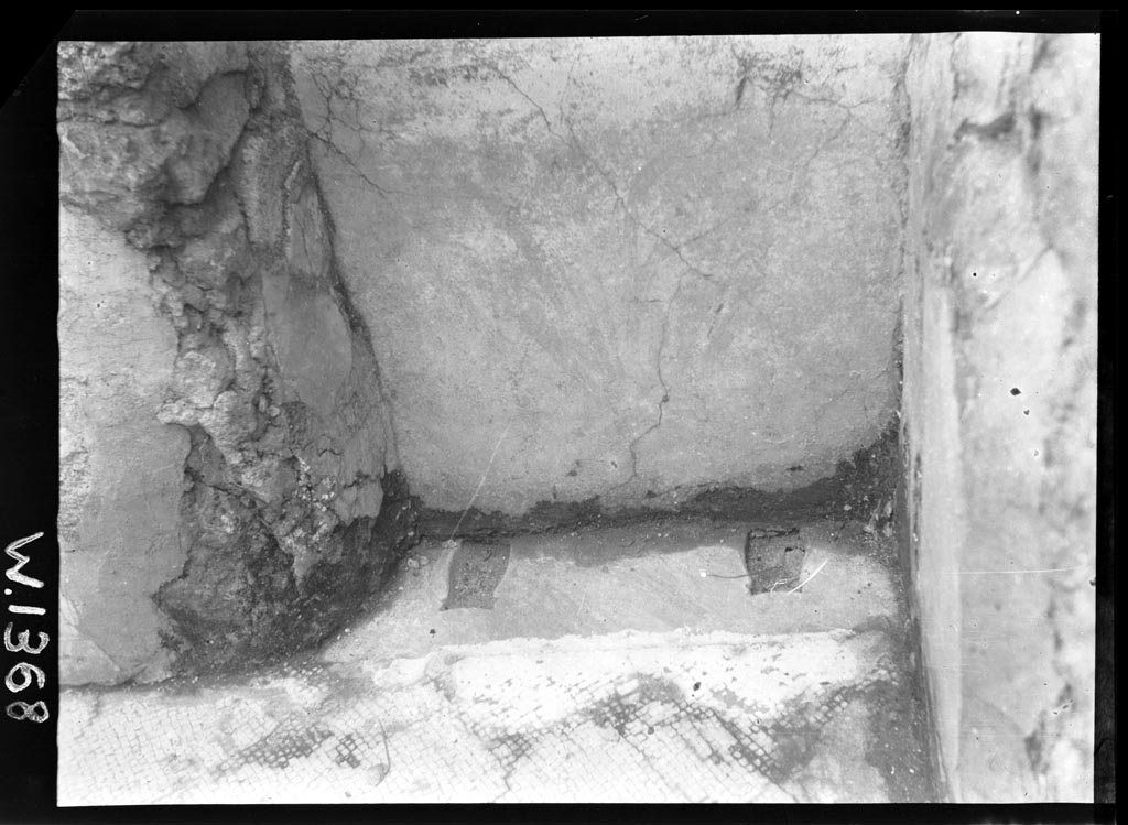 VI.9.6 Pompeii. W.1368. Room 12, part of east wall and floor of niche or recess.
Photo by Tatiana Warscher. Photo © Deutsches Archäologisches Institut, Abteilung Rom, Arkiv. 
