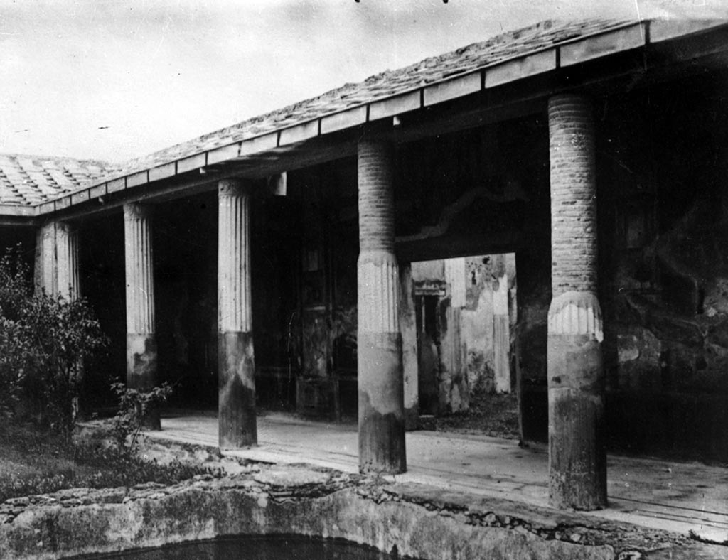 VI.9.6 Pompeii. W.238. North side of peristyle 6, looking towards north-west corner.
Photo by Tatiana Warscher. Photo © Deutsches Archäologisches Institut, Abteilung Rom, Arkiv. 
