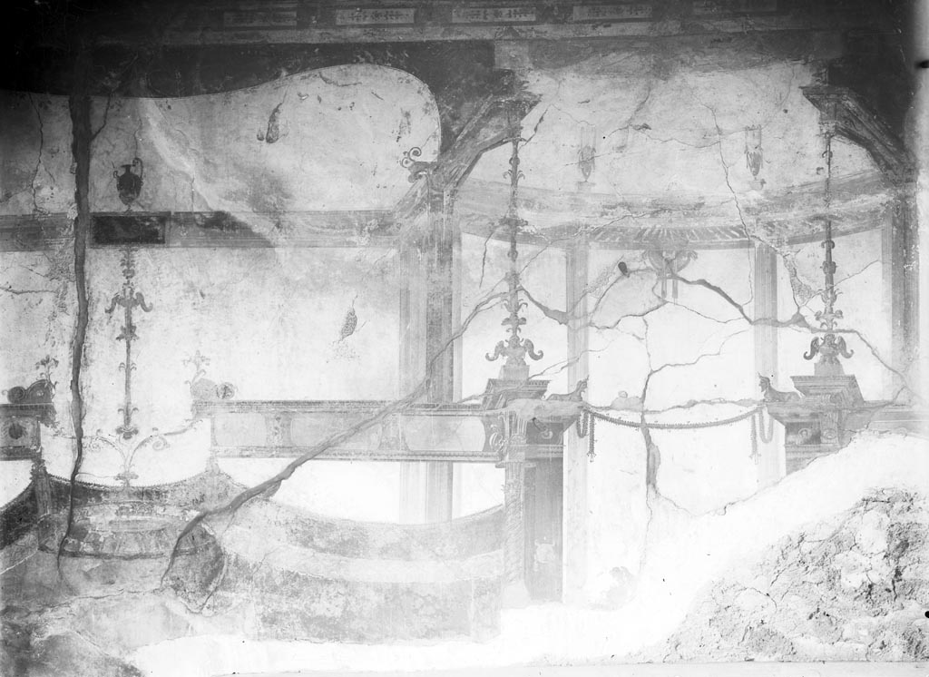 VI.9.6 Pompeii. W.256. Wall decoration from north wall of peristyle 6, above entrance doorway from atrium.
Photo by Tatiana Warscher. Photo © Deutsches Archäologisches Institut, Abteilung Rom, Arkiv. 
