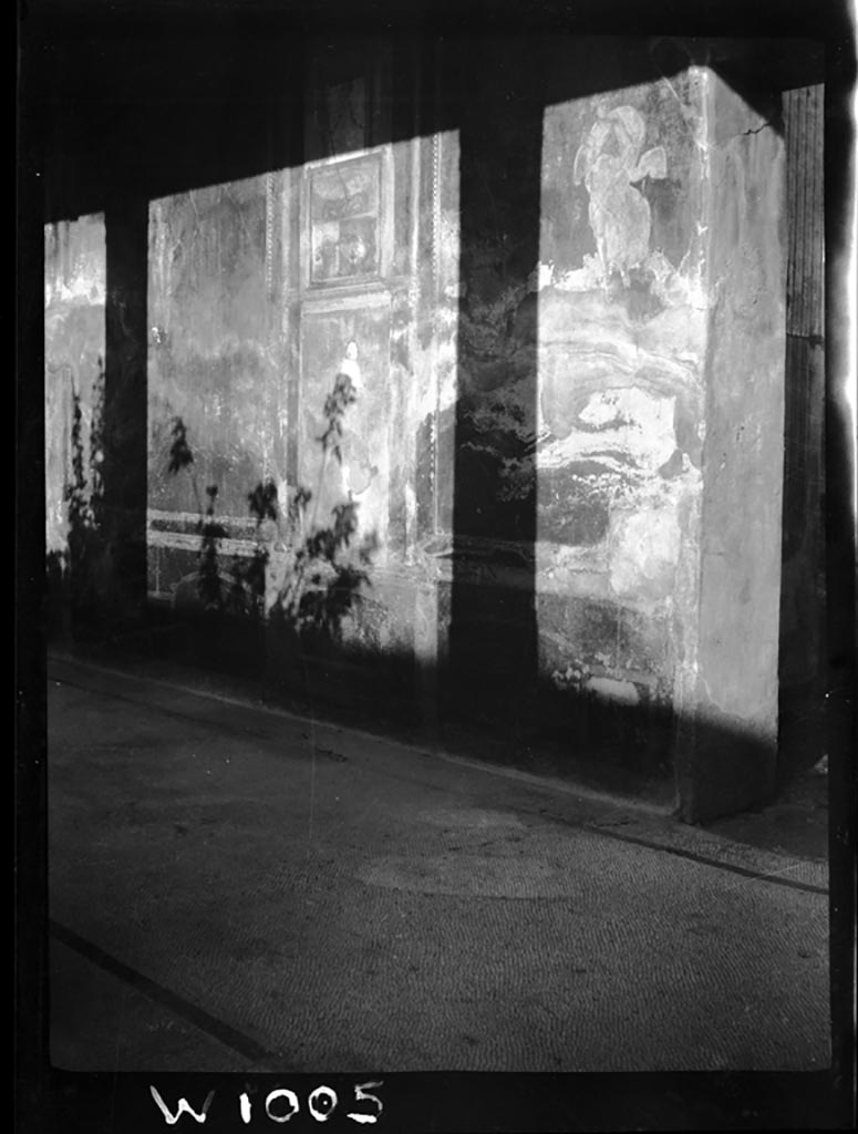 VI.9.6 Pompeii. W.1005. North wall of peristyle 6, west side of doorway from atrium.
Photo by Tatiana Warscher. Photo © Deutsches Archäologisches Institut, Abteilung Rom, Arkiv.