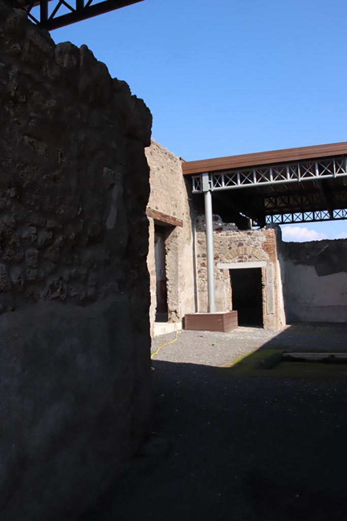 VI.9.7 Pompeii. October 2022. 
Room 2, looking from entrance corridor towards north-east corner of atrium with larger doorway to peristyle of VI.9.6, and smaller doorway to cubiculum 9.
Photo courtesy of Klaus Heese.
