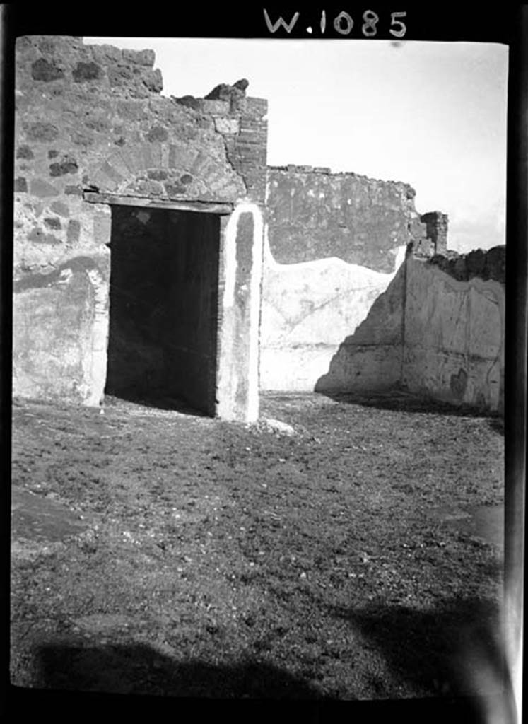 230423 Bestand-D-DAI-ROM-W.1085.jpg
VI.9.7 Pompeii. Room 2, atrium, looking east towards doorways to room 9, cubiculum and room 10, tablinum.
Photo by Tatiana Warscher. With kind permission of DAI Rome, whose copyright it remains. 
See http://arachne.uni-koeln.de/item/marbilderbestand/230423 
