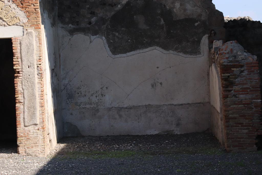 VI.9.7 Pompeii. October 2022. Looking east across atrium towards doorway to room 10, tablinum. Photo courtesy of Klaus Heese.


