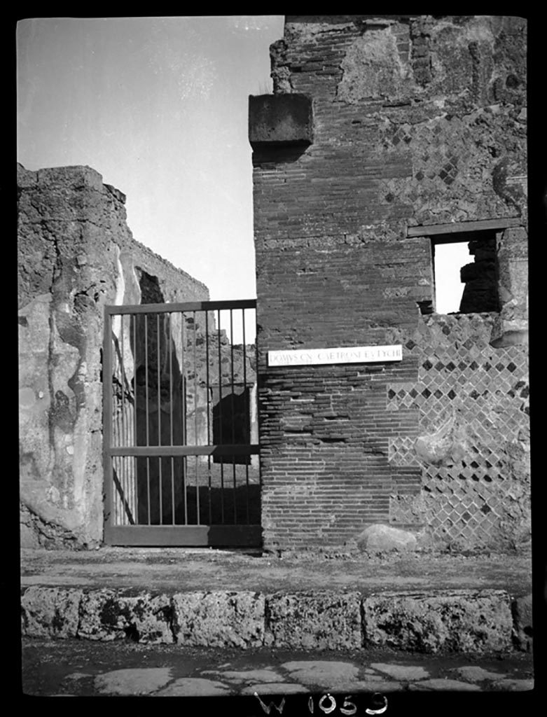 VI.9.7 Pompeii. W.1059. Entrance doorway and wall façade on its southern side, including kitchen window.
Photo by Tatiana Warscher. Photo © Deutsches Archäologisches Institut, Abteilung Rom, Arkiv. 
