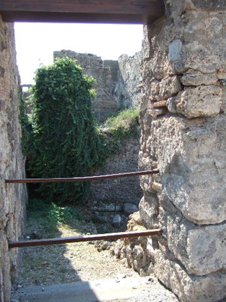 VI.9.10 Pompeii.  September 2005.  Entrance.