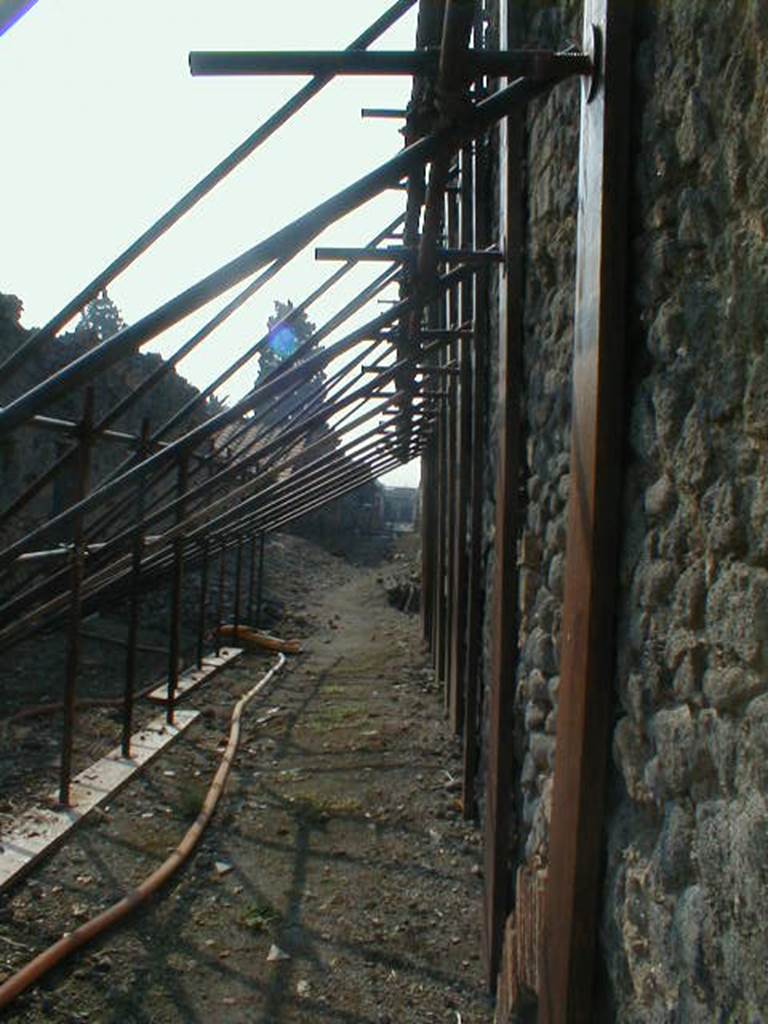 VI.11 (on left). September 2005. Vicolo del Fauno looking south from rear of VI.9.3 (at VI.9.12)