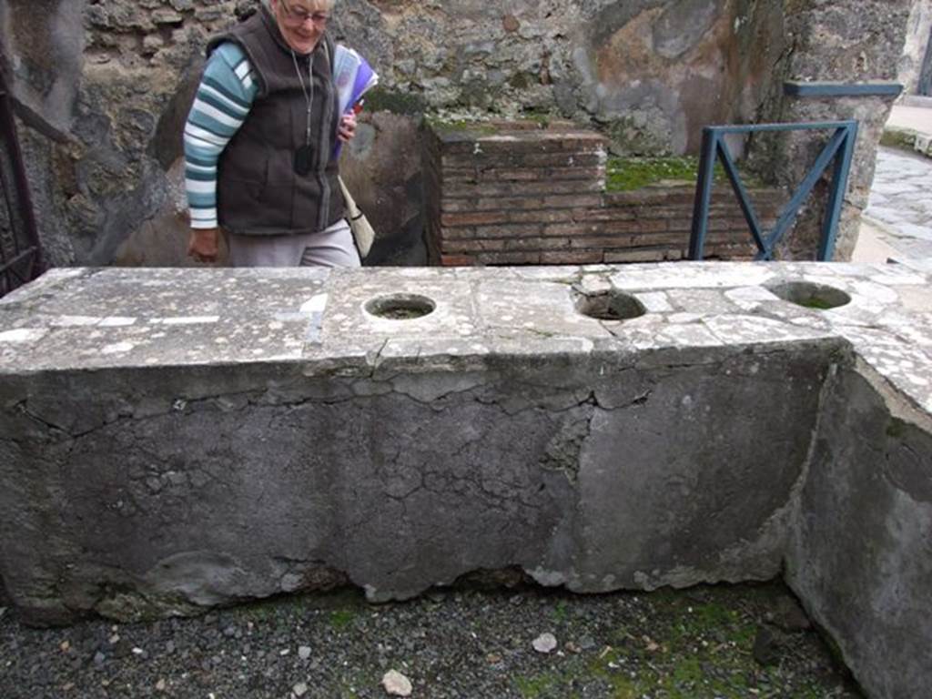 VI.10.1 Pompeii.  March 2009.  Marble counter with three urns.