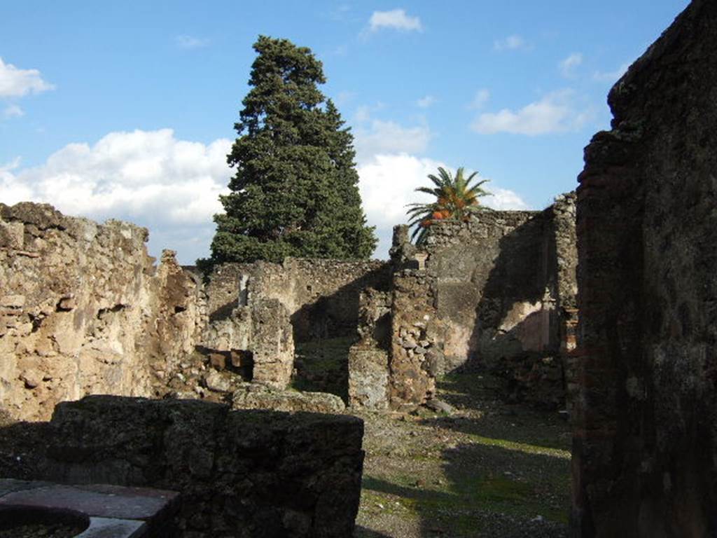 VI.10.4 Pompeii. December 2005. Looking east across atrium.