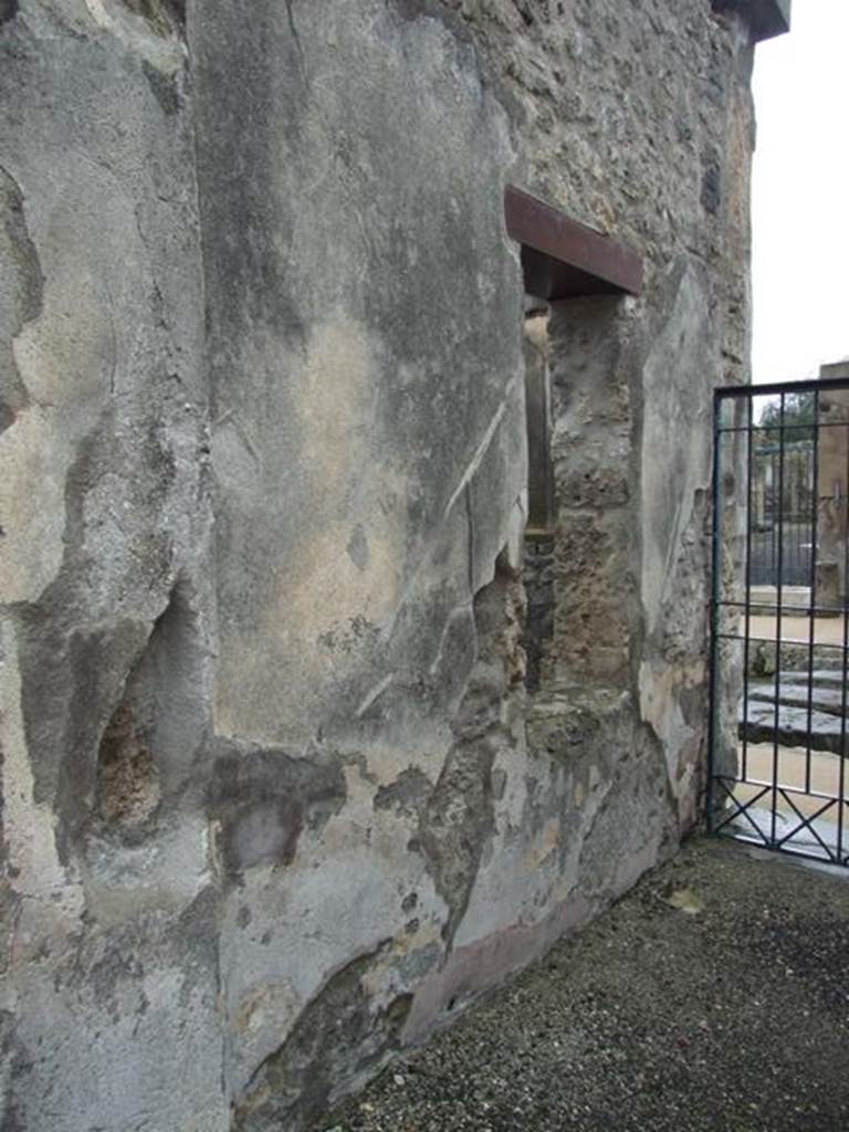 VI.10.6 Pompeii.  March 2009.  South side of entrance corridor.
