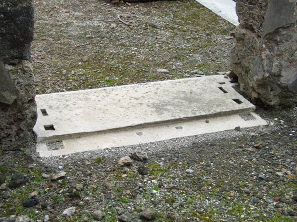 VI.10.7 Pompeii.  March 2009.  Room 4.  Marble sill in doorway.