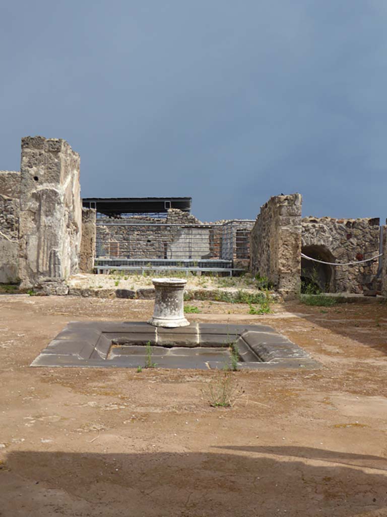 VI.10.7 Pompeii. September 2017. 
Looking east across atrium towards tablinum, with steps to lower garden area, on right.
Foto Annette Haug, ERC Grant 681269 DÉCOR.
