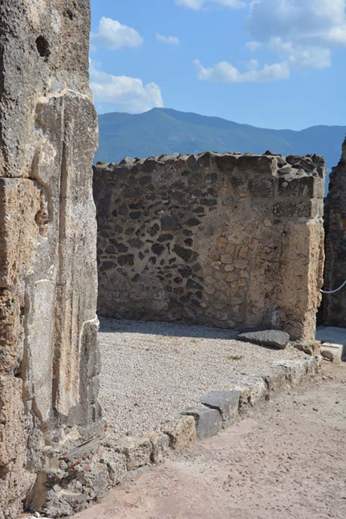 VI.10.7 Pompeii. September 2019. Looking south towards tablinum on east side of atrium.
Foto Annette Haug, ERC Grant 681269 DÉCOR.
