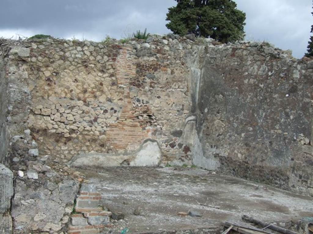 VI.10.7 Pompeii.  March 2009.  Room 10.  Large room on north side of house at upper level.  This was completely open to the portico giving views towards the fountains at the south end of the garden.