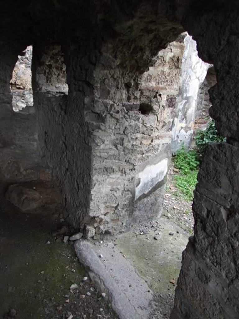 VI.10.7 Pompeii. March 2009. North end of west corridor, with arched doorway to garden area.
