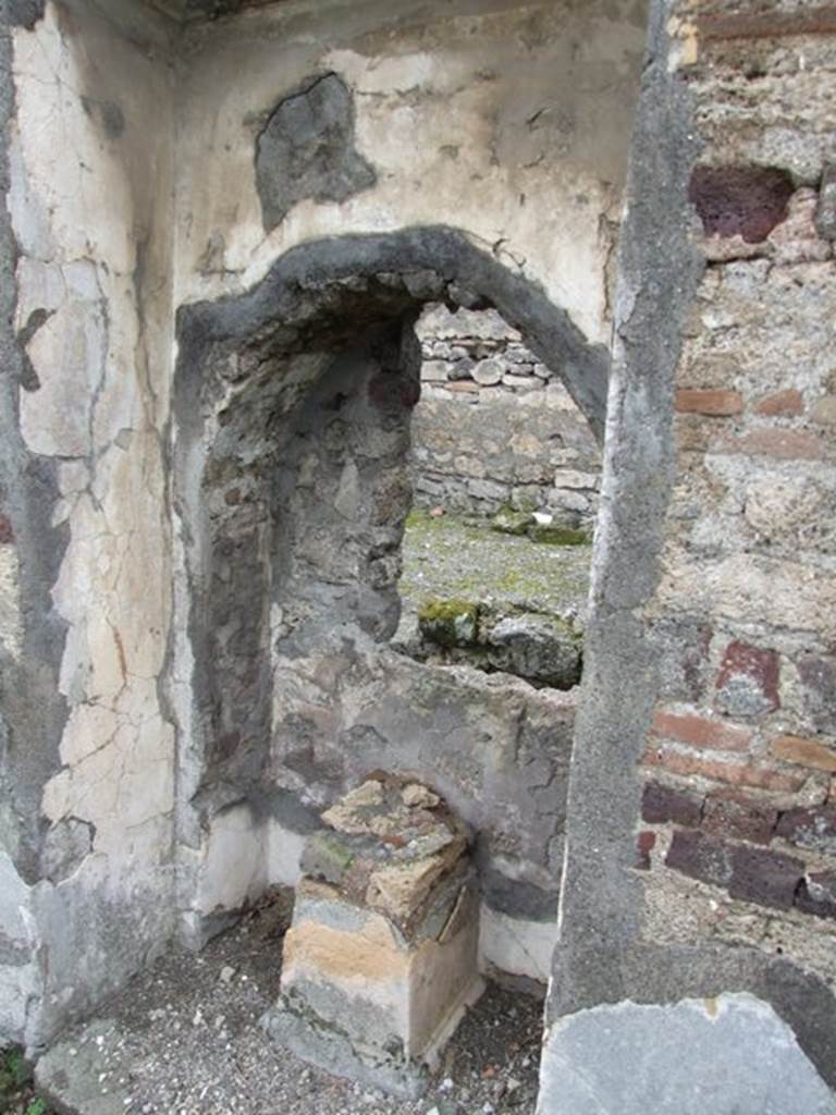 VI.10.7 Pompeii.  March 2009.  Room 15.  Garden area.  West side.  Arched recess 4.