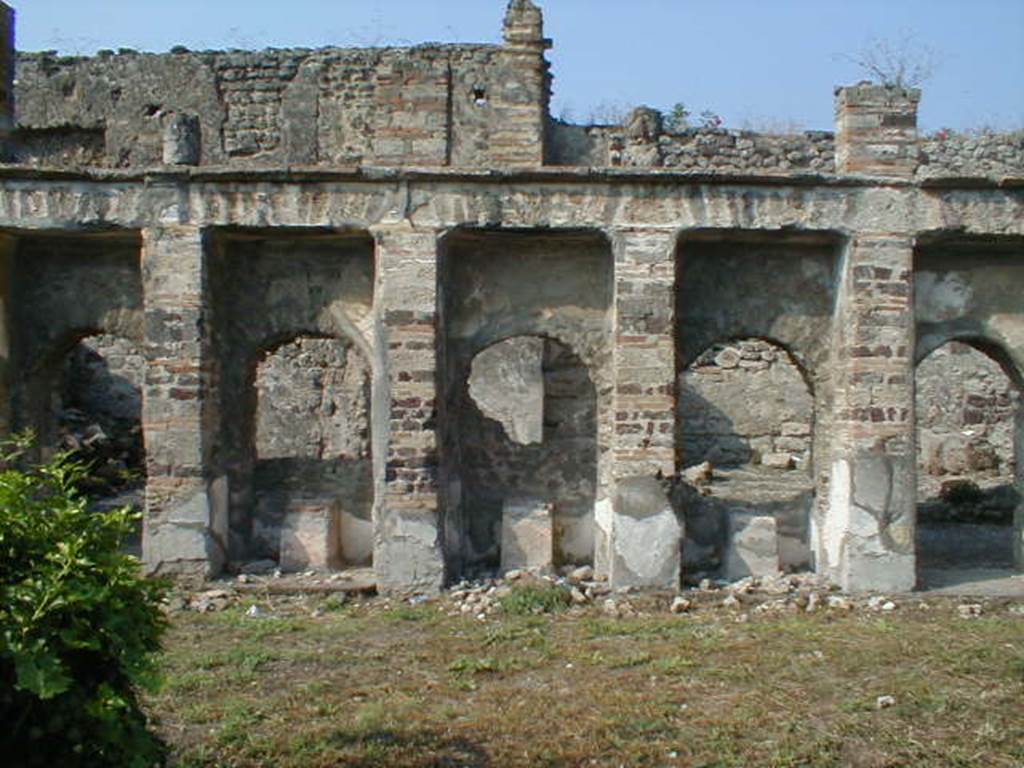 VI.10.7 Pompeii.  September 2004.  Room 15.  Garden area.  West side.  
