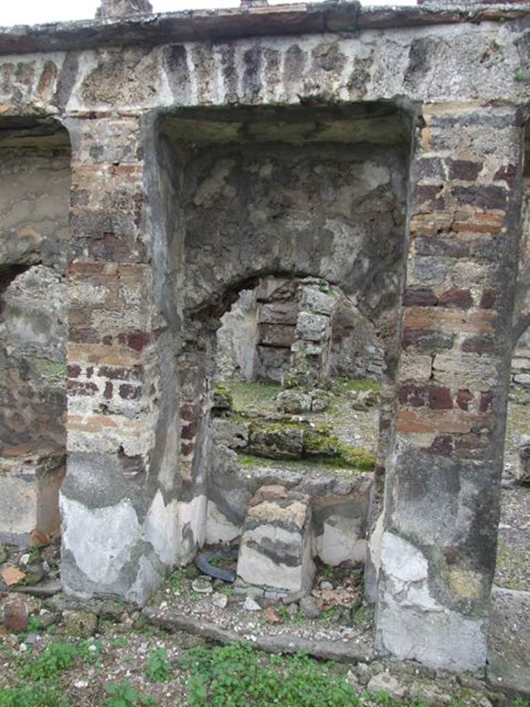 VI.10.7 Pompeii. March 2009. Room 15, west side of garden area with arched recess 5, on south of doorway.