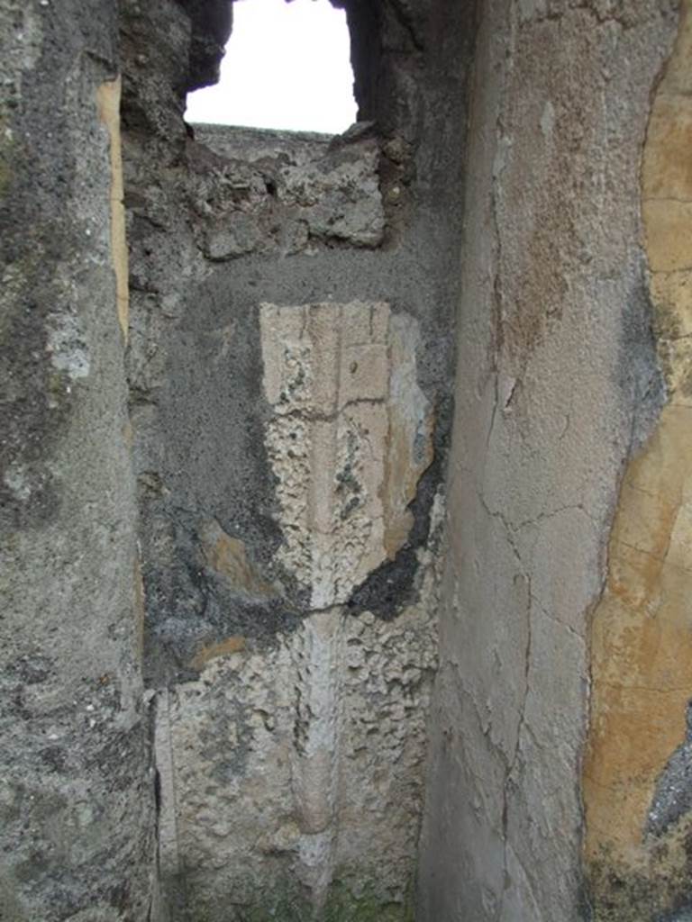 VI.10.7 Pompeii.  March 2009.  Room 15.  Garden area.  South side.  Centre niche.  Stucco on west side of niche.