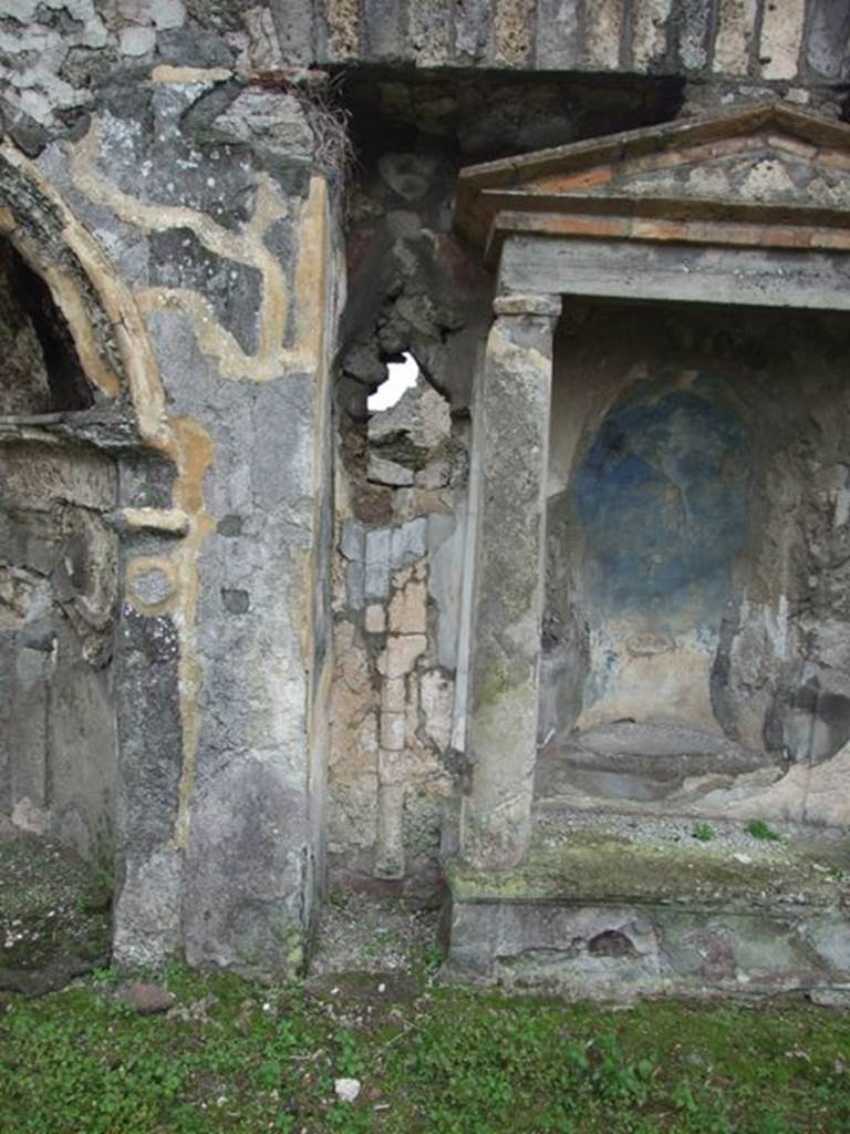 VI.10.7 Pompeii.  March 2009.  Room 15.  Garden area.  South side.  Centre niche.  Stucco on east side of niche.
