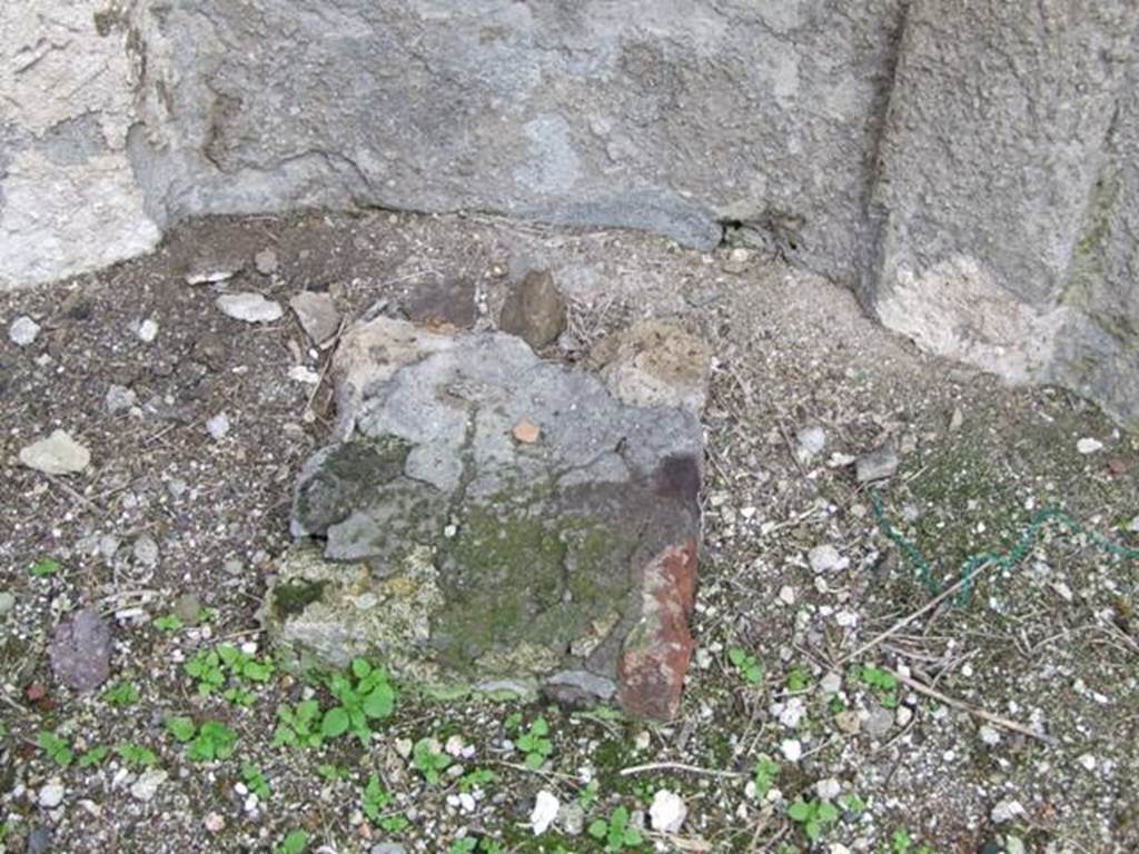 VI.10.7 Pompeii.  March 2009.  Room 15.  Garden area.  South side.  Apsed niche at east end.  Remains of pedestal.