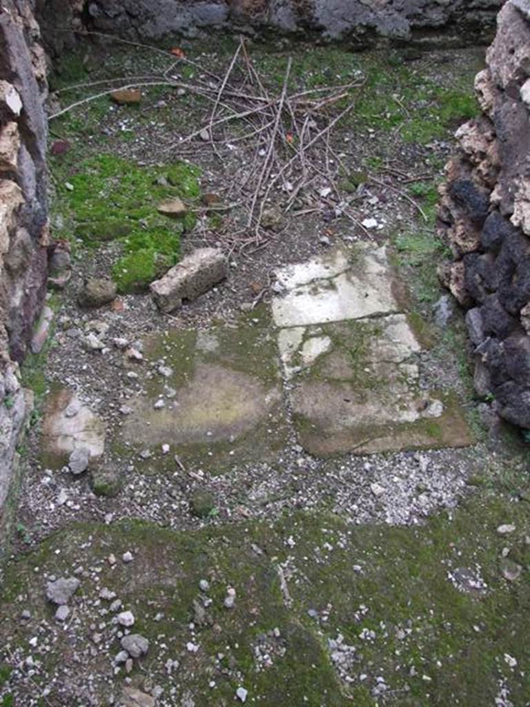 VI.10.7 Pompeii.  March 2009.  Room 15.  Garden area.  South east corner of corridor at rear of fountains.