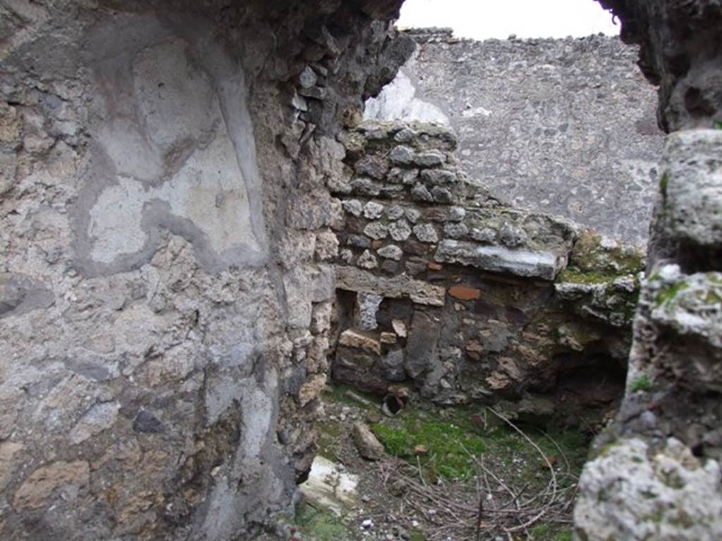 VI.10.7 Pompeii.  March 2009.  Room 15.  Garden area.  South east corner of corridor at rear of fountains.